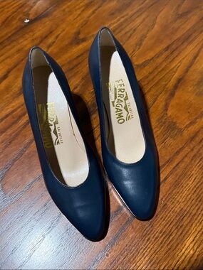 Salvatore Ferragamo classic blue Leather low heel Pumps size 5.5 NEW